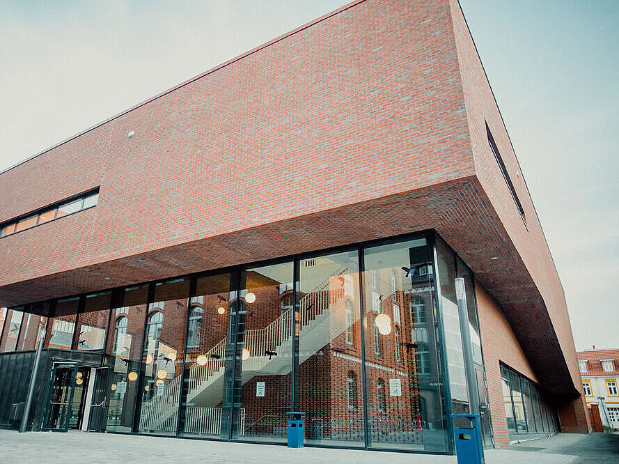 Das Neue Audimax am Campus Loefflerstraße Das Neue Audimax mit seinen roten Klinkern und hohen Fensterfronten am Campus Loefflerstraße