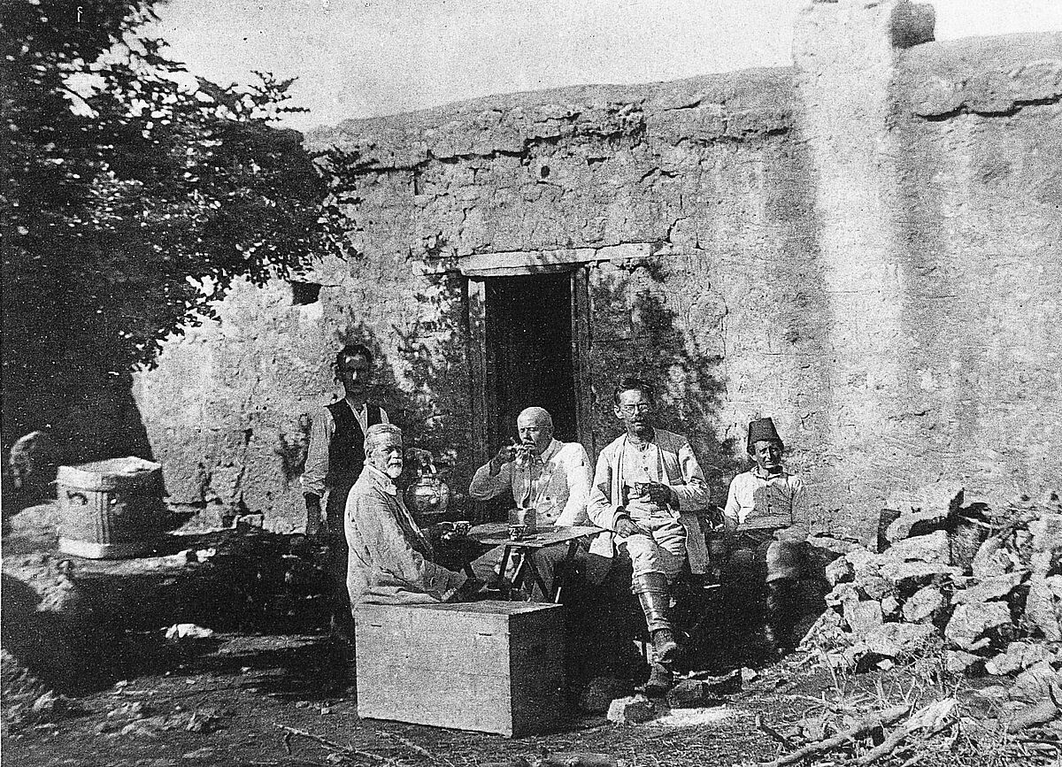 Althistoriker Josef Keil (zweiter von rechts) 